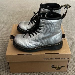 Dr. Martens Silver Reptile Embossed 9‎